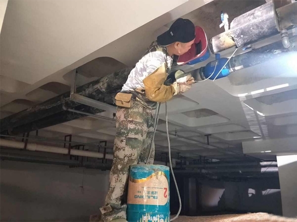 當(dāng)供熱管道或暖氣片漏水時(shí)，應(yīng)采取哪些措施？